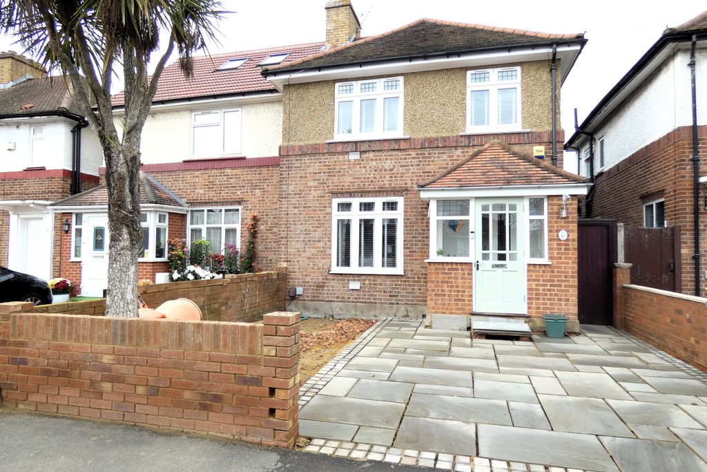 3 bed semi-detached house for sale in Burns Avenue, Feltham - Property Image 1