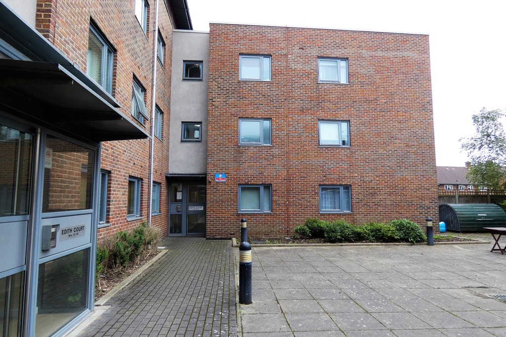 1 bed flat to rent in New Road, Bedfont, Feltham 2