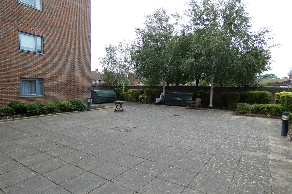 1 bed flat to rent in New Road, Bedfont, Feltham 1