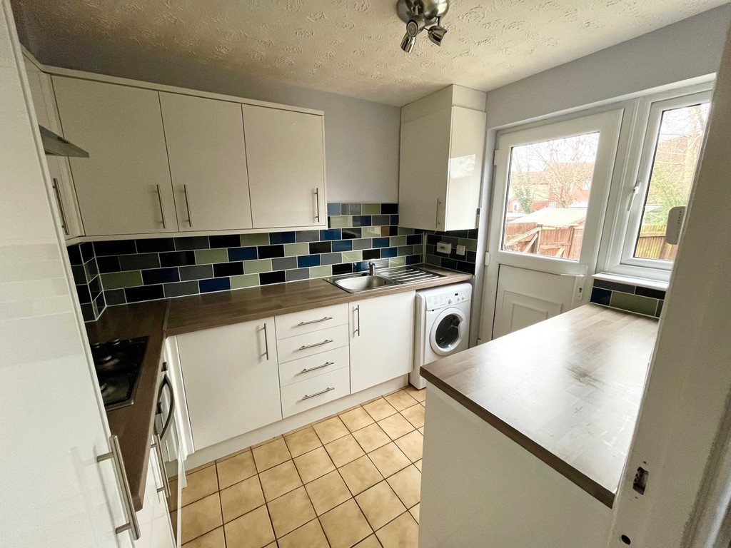 3 bed end of terrace house to rent in Ennerdale Close, Feltham 2