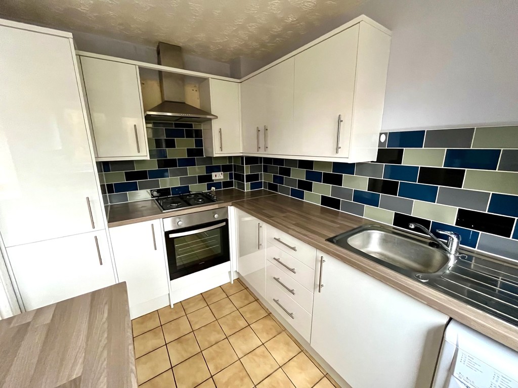 3 bed end of terrace house to rent in Ennerdale Close, Feltham 3