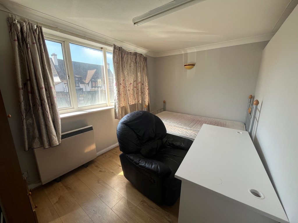 3 bed apartment to rent in High Street, Staines-upon-Thames 4