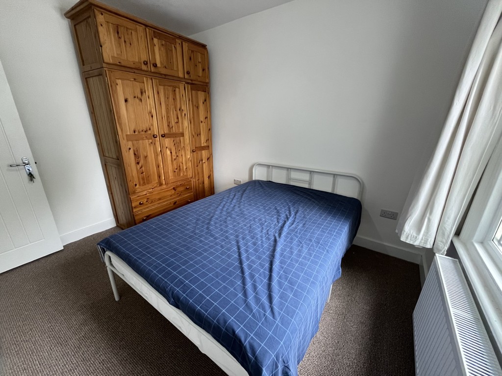 Empire Estates are PLEASED TO OFFER THIS DOUBLE BEDROOM FOR SINGLE OCCUPANCY on STAINES ROAD in Bedfont AVAILABLE IMMEDIATELY.  Fully furnished and INCLUSIVE OF ALL BILLS & COUNCIL TAX.  Close to local amenities and shops with GREAT TRANSPORT LINKS to surrounding areas.  Benefits from shared FITTED KITCHEN and Modern Bathroom/WC.  Early viewings are highly recommended.