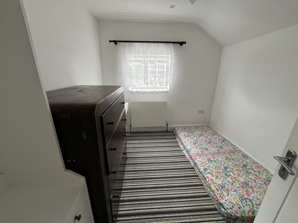 Empire Estates are PLEASED TO OFFER THIS SINGLE BEDROOM FOR SINGLE OCCUPANCY on STAINES ROAD in Bedfont AVAILABLE IMMEDIATELY.  Fully furnished and INCLUSIVE OF ALL BILLS & COUNCIL TAX.  Close to local amenities and shops with GREAT TRANSPORT LINKS to surrounding areas.  Benefits from shared FITTED KITCHEN and Modern Bathroom/WC.  Early viewings are highly recommended.