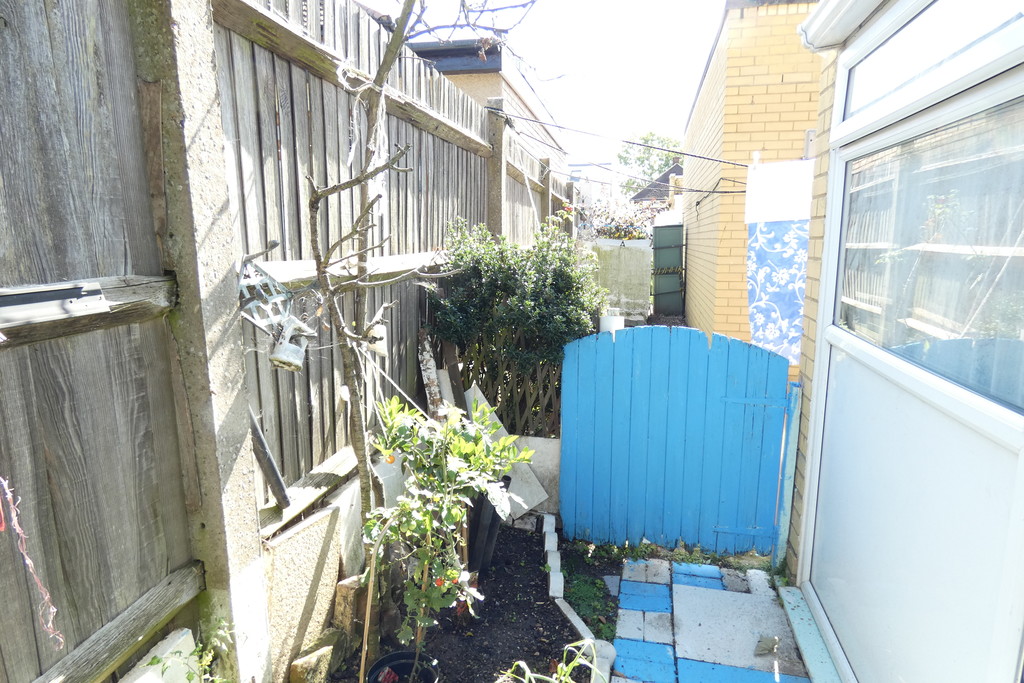 1 bed terraced bungalow for sale in Lovat Walk, Hounslow 9