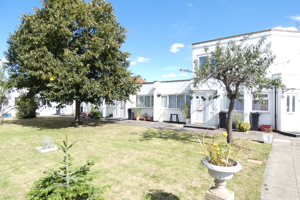 1 bed terraced bungalow for sale in Lovat Walk, Hounslow  - Property Image 13