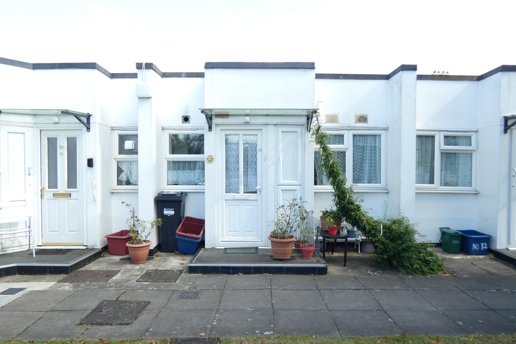 1 bed terraced bungalow for sale in Lovat Walk, Hounslow 13