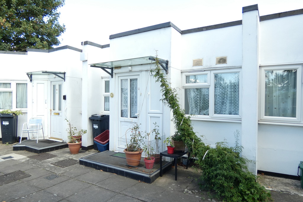 1 bed terraced bungalow for sale in Lovat Walk, Hounslow 15