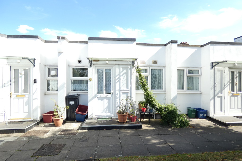 1 bed terraced bungalow for sale in Lovat Walk, Hounslow 0