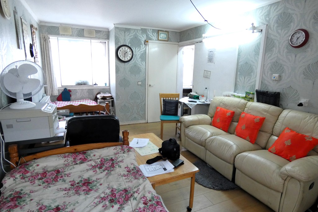 1 bed terraced bungalow for sale in Lovat Walk, Hounslow 2