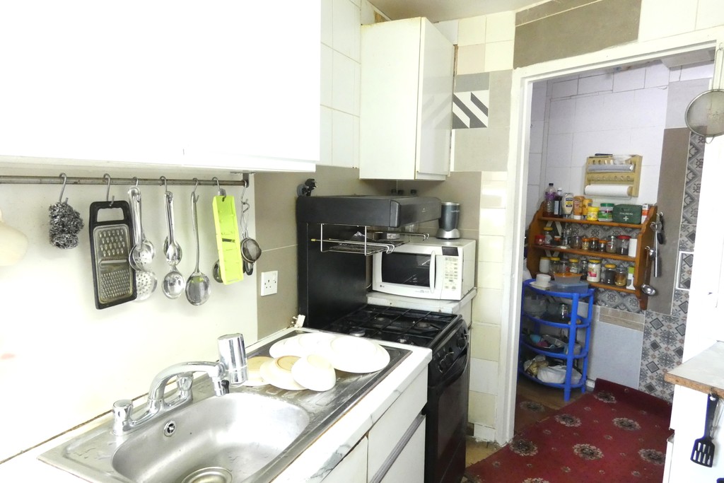 1 bed terraced bungalow for sale in Lovat Walk, Hounslow 3