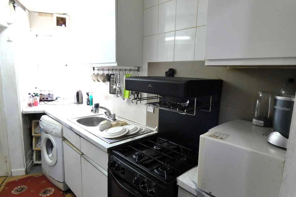 1 bed terraced bungalow for sale in Lovat Walk, Hounslow 4