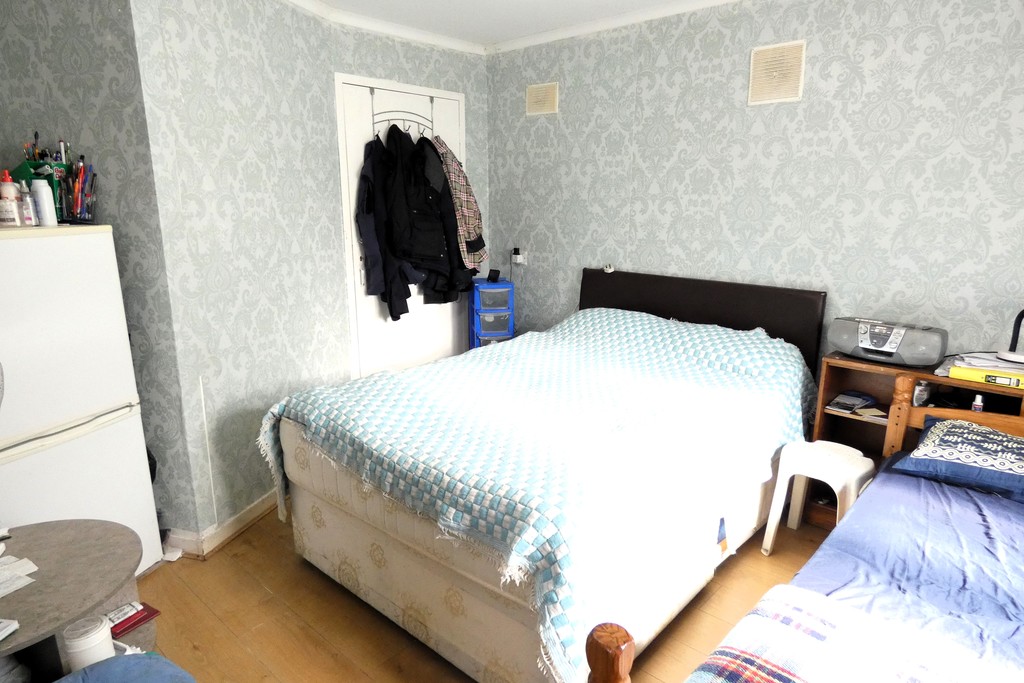 1 bed terraced bungalow for sale in Lovat Walk, Hounslow 5