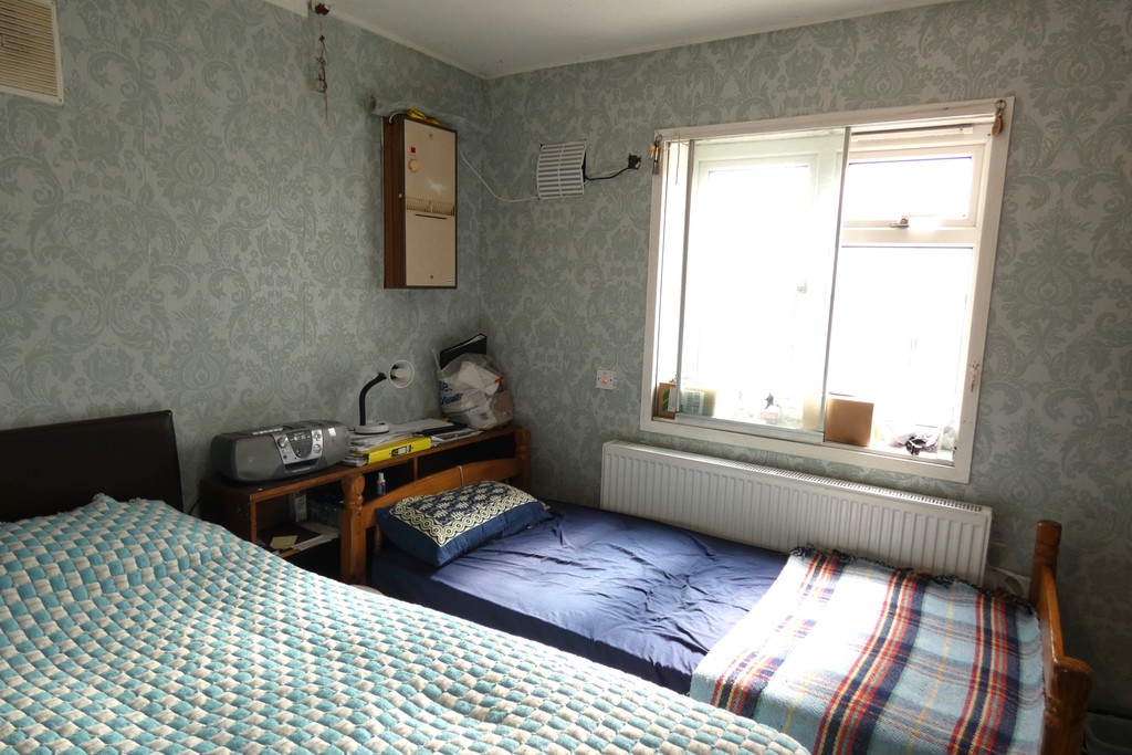 1 bed terraced bungalow for sale in Lovat Walk, Hounslow 6