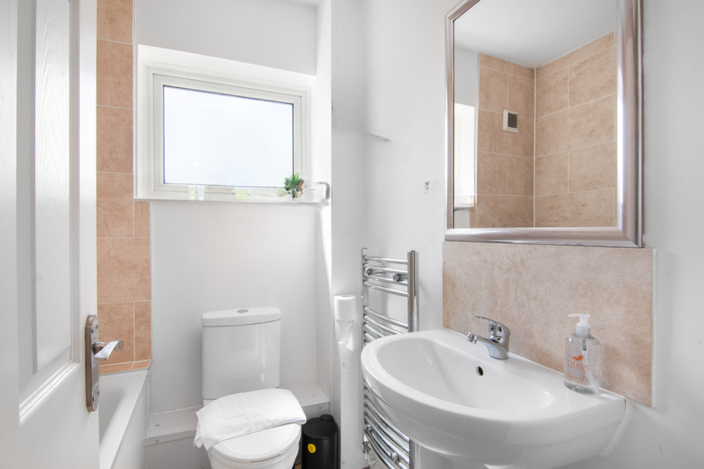 1 bed flat for sale in Staines Road, Feltham 2