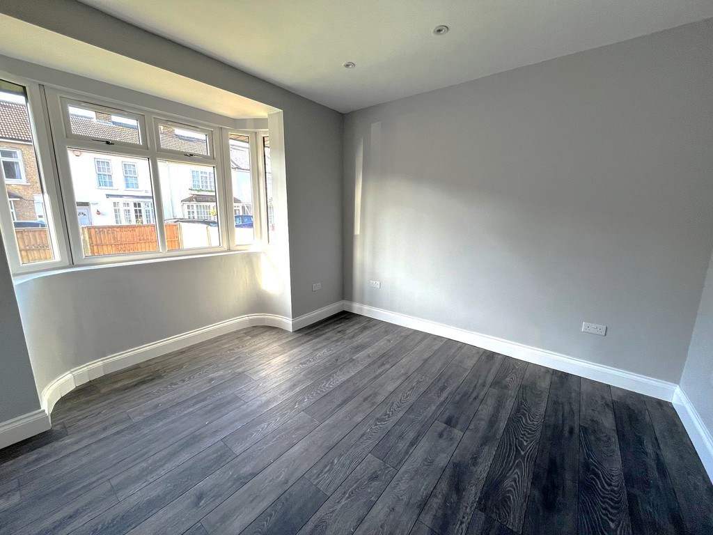 4 bed end of terrace house to rent in New Road, Feltham 3