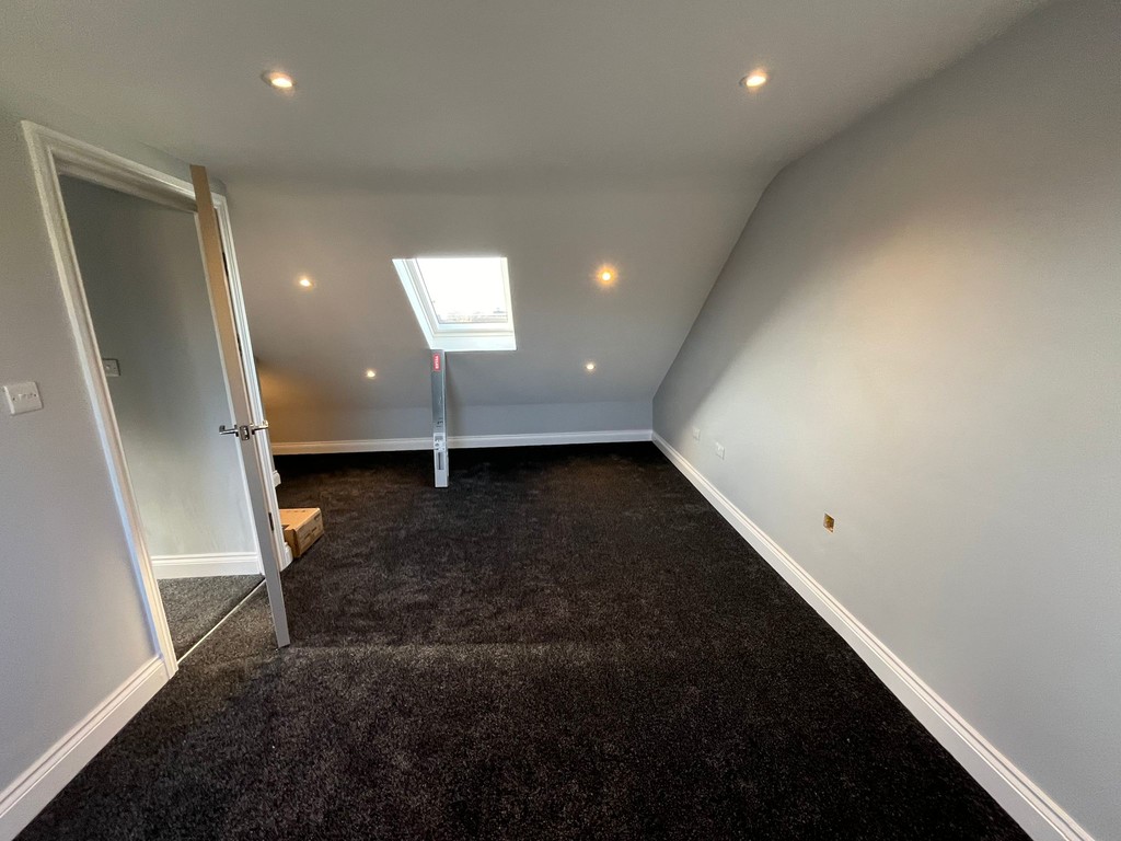 4 bed end of terrace house to rent in New Road, Feltham 5