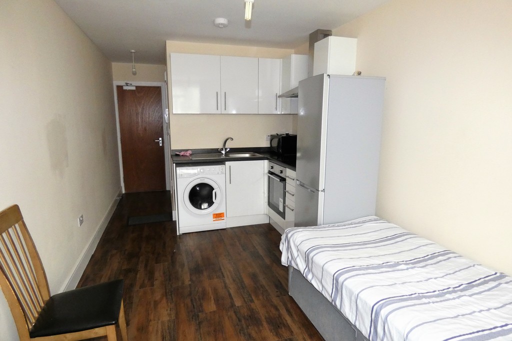 1 bed studio flat to rent in Staines Road, Feltham 2