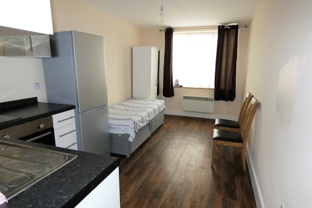 1 bed studio flat to rent in Staines Road, Feltham 1