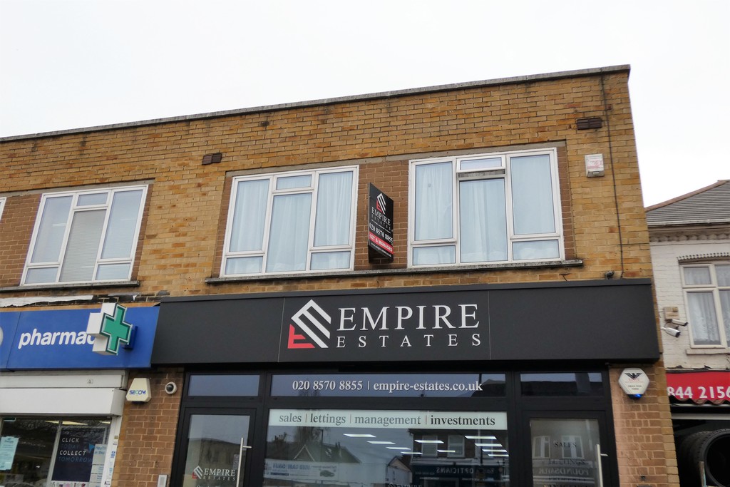 Empire Estates are pleased to offer this SUPER STUDIO APARTMENT newly decorated and refurbished. Benefits include a new electric cooker, new fridge/freezer, washer/dryer and wooden flooring throughout. Other benefits include security entry phone system, purpose built development and good transport links.  Located on Staines Road close to local shops.  Available Now.  COUNCIL TAX BAND B – APPROX £ 1463.40 PER ANNUM.