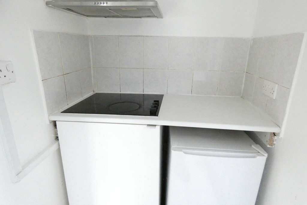 1 bed studio flat to rent in Staines Road, Feltham 1