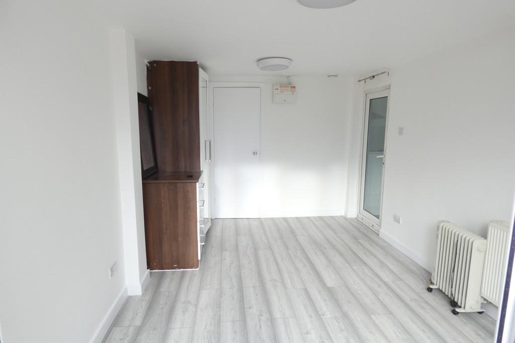 1 bed studio flat to rent in Staines Road, Feltham 3