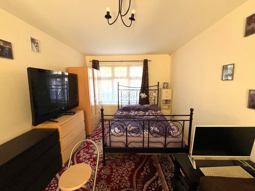 Studio flat to rent in Frampton Road, Hounslow  - Property Image 2