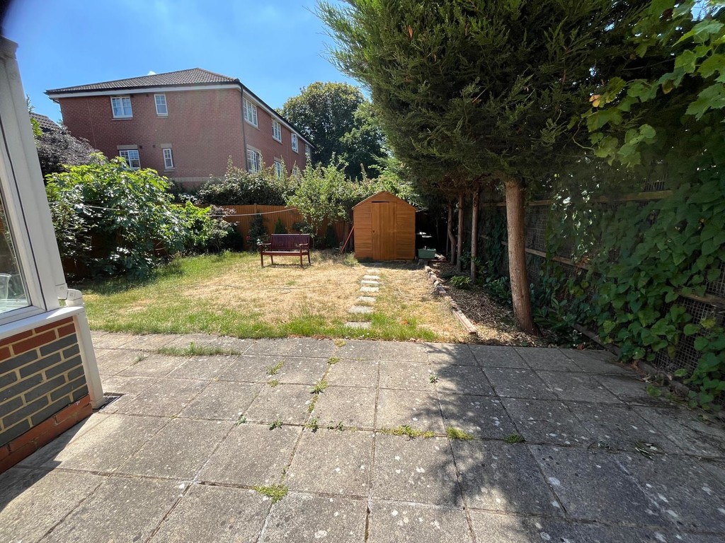 Studio flat to rent in Frampton Road, Hounslow  - Property Image 5