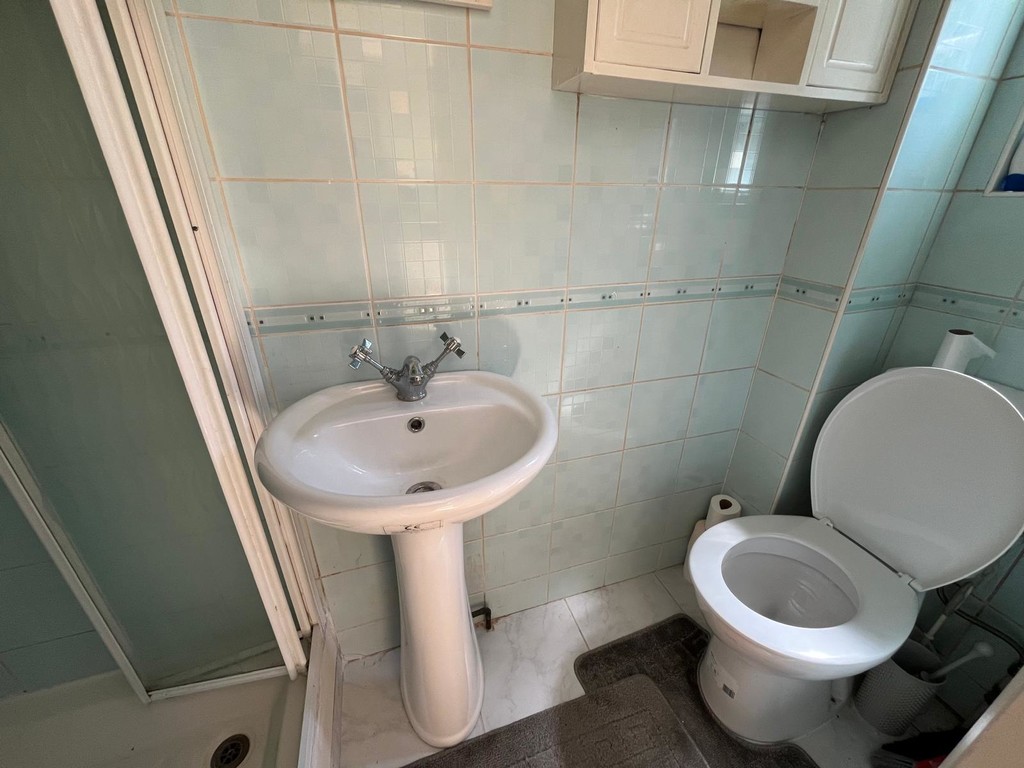Studio flat to rent in Frampton Road, Hounslow  - Property Image 3