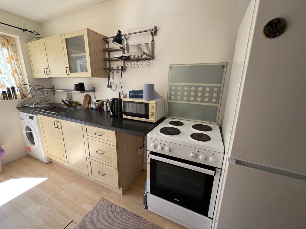 Studio flat to rent in Frampton Road, Hounslow  - Property Image 4