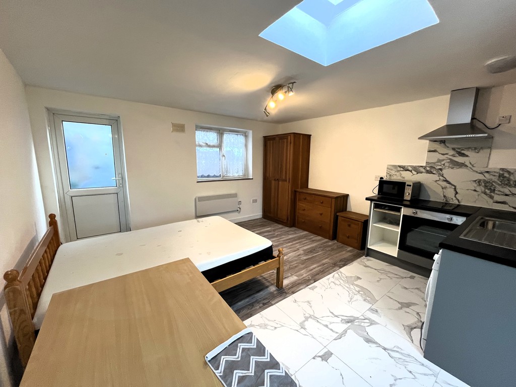 1 bed apartment to rent in Fairfield Road, West Drayton 2