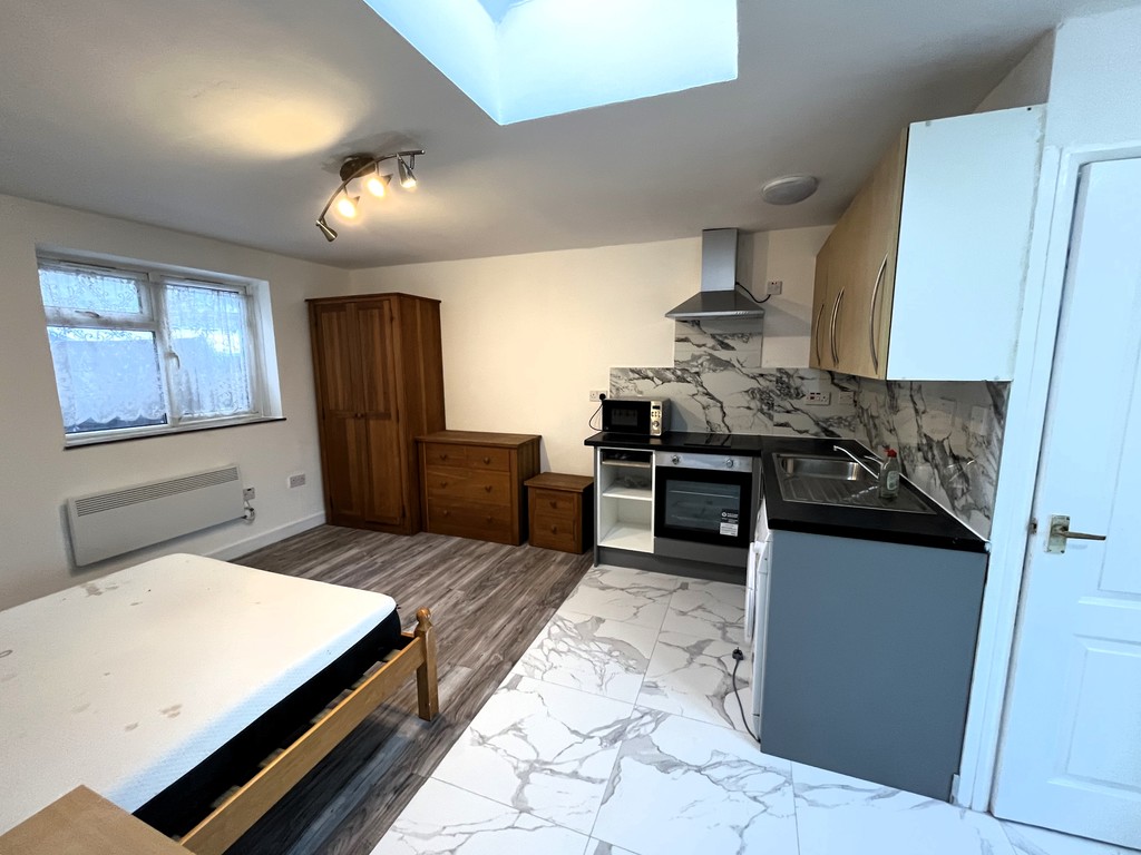 Empire Estates are PLEASED TO PRESENT this fully REFURBISHED SUPER STUDIO in heart of West Drayton....AVAILABLE IMMEDIATELY.  The property has been fully renovated to high standard and comprises Open Plan Fitted Kitchen with separate bathroom / wc.  Located just a short walk from the High Street and West Drayton Train Station.  Council Tax Band A - approx
£ 1242.58 per annum.  Early viewings are highly recommended.