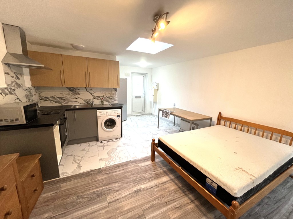 1 bed apartment to rent in Fairfield Road, West Drayton 3