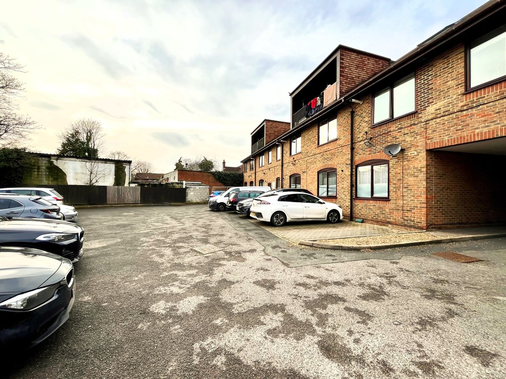 1 bed apartment for sale in Staines Road, Feltham 9