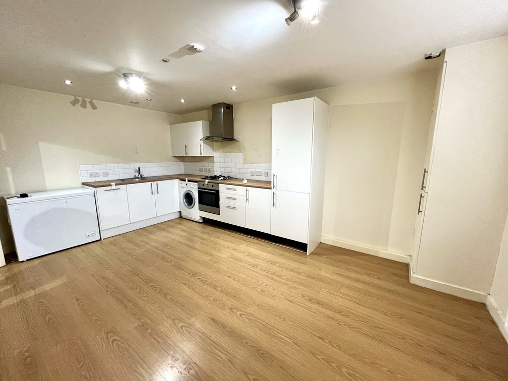 1 bed apartment for sale in Staines Road, Feltham 4