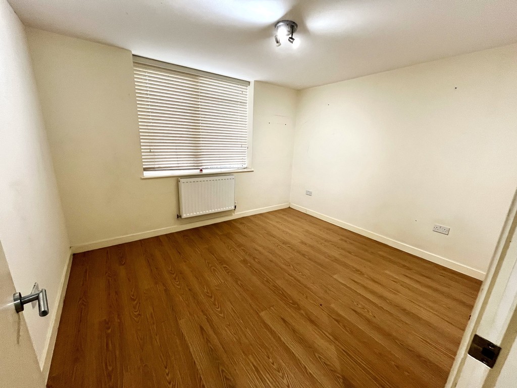 1 bed apartment for sale in Staines Road, Feltham 3