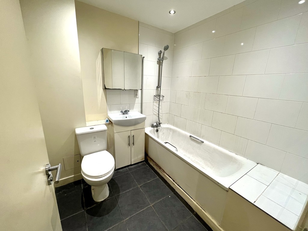 1 bed apartment for sale in Staines Road, Feltham 6