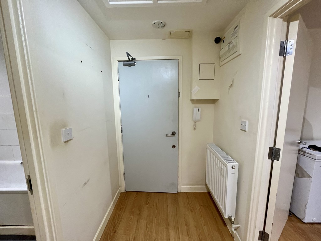 1 bed apartment for sale in Staines Road, Feltham 7