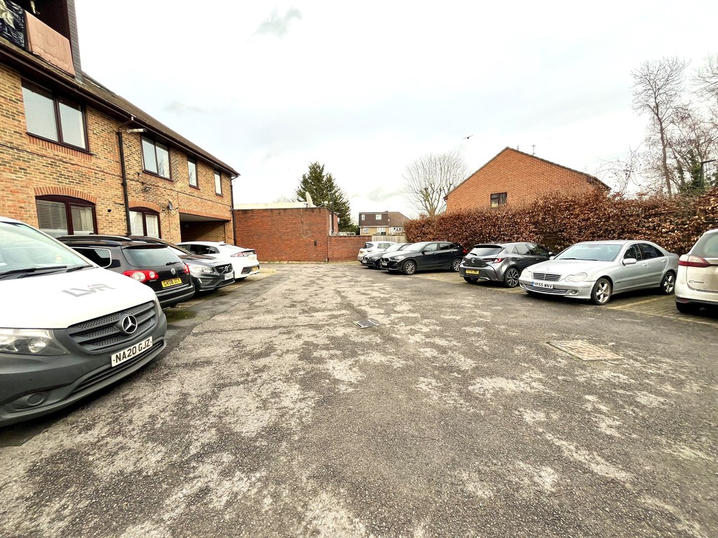 1 bed apartment for sale in Staines Road, Feltham 8