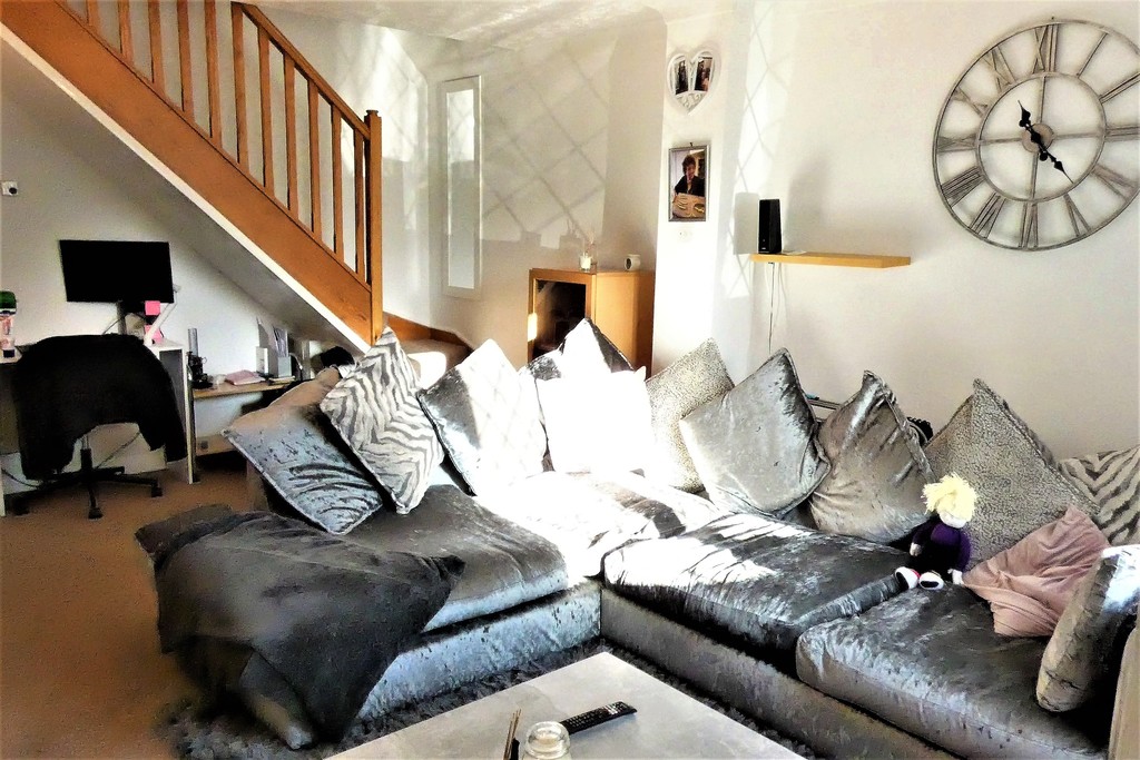 2 bed end of terrace house to rent in Kendal Close, Feltham 2