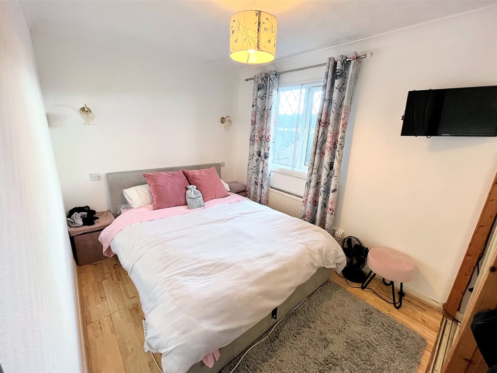 2 bed end of terrace house to rent in Kendal Close, Feltham 5