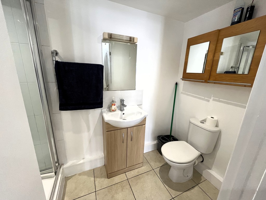 Studio flat to rent in Yeading Gardens, Hayes  - Property Image 2