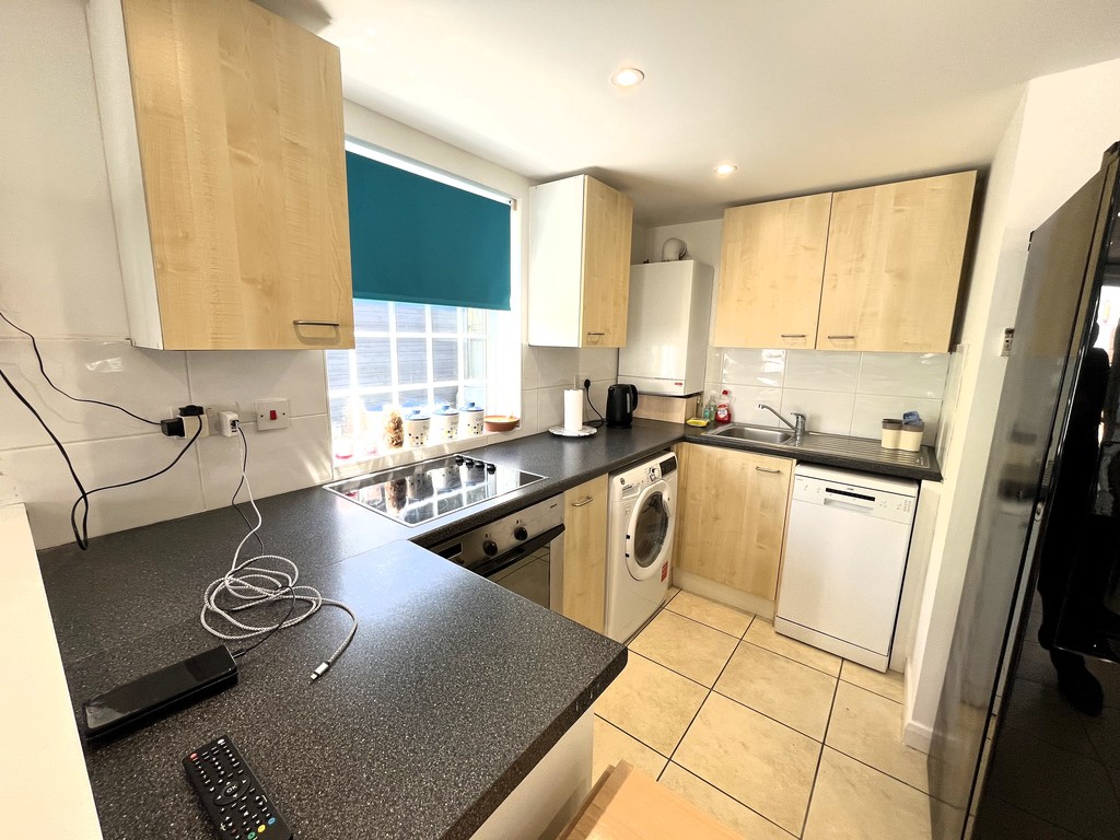 Studio flat to rent in Yeading Gardens, Hayes  - Property Image 3
