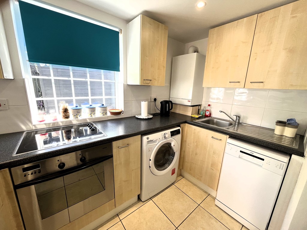 Studio flat to rent in Yeading Gardens, Hayes  - Property Image 4