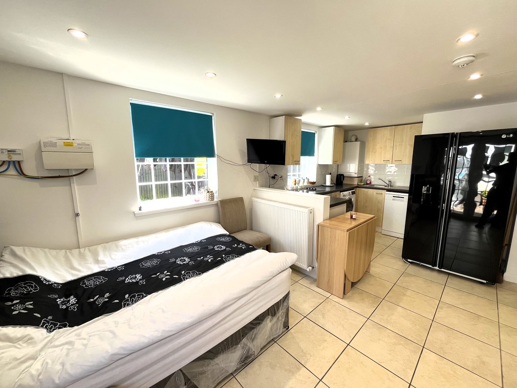 Studio flat to rent in Yeading Gardens, Hayes  - Property Image 5