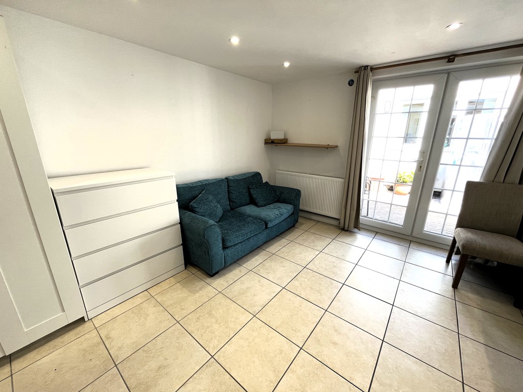 Studio flat to rent in Yeading Gardens, Hayes  - Property Image 6