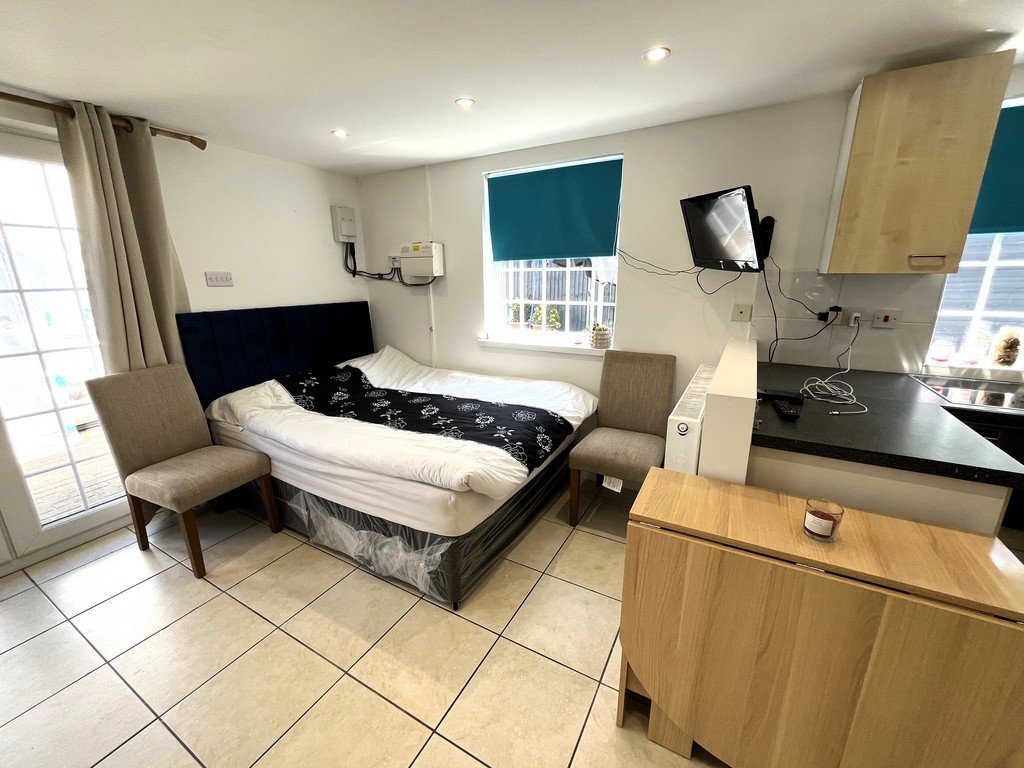 Studio flat to rent in Yeading Gardens, Hayes  - Property Image 7