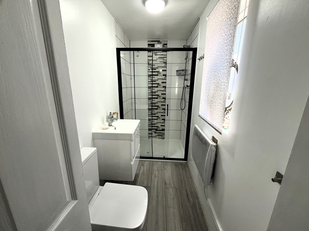 Empire Estates are PLEASED TO OFFER this BEAUTIFULLY PRESENTED Studio Room with EN-SUITE SHOWER ROOM with exclusive FITTED KITCHEN For Single Occupancy Only Females only.  AVAILABLE IMMEDIATELY FULLY FURNISHED AND INCLUSIVE OF COUNCIL TAX & UTILITY BILLS.  Great transport links and close to local amenities.  Situated close to UXBRIDGE ROAD in North Hayes.