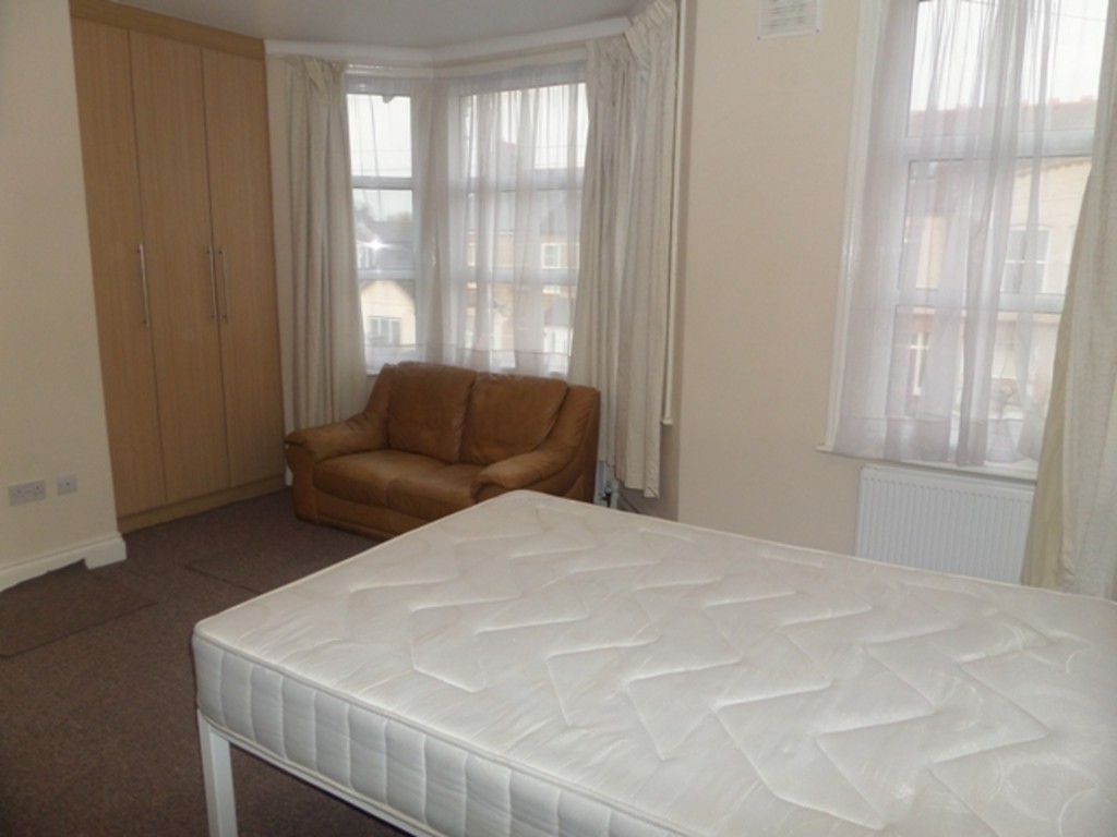 1 bed house share to rent in Otterfield Road, Middlesex 4