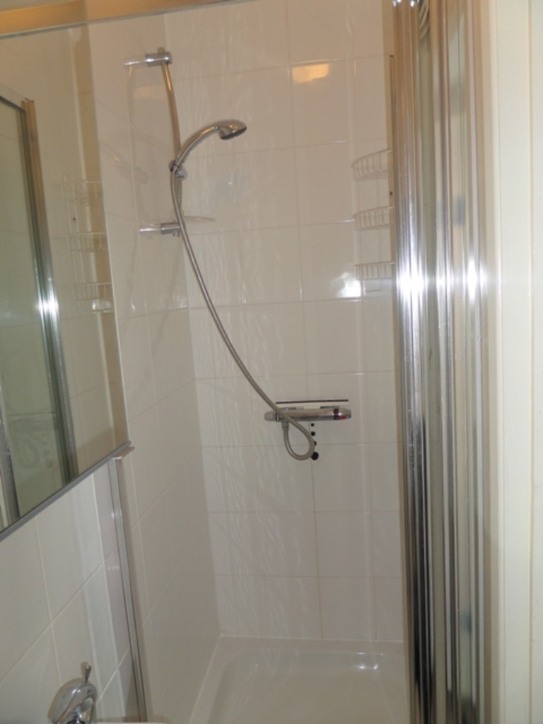 1 bed house share to rent in Otterfield Road, Middlesex 7